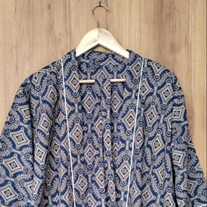 Shrug bleu écologique tissé à imprimé numérique motif feuille, ouvert sur le devant - Product Image 1