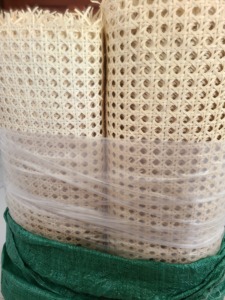 Malla de ratán natural de color marrón, tejido abierto, producida con tiras de ratán para reparación de asientos, paneles de muebles y decoración, Vietnam. - Product Image 3