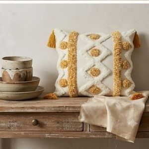 Coussin décoratif bohème brodé carré crème jaune à motif géométrique avec pompons, housse de coussin lavable - Product Image 6