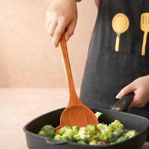 ชุดอุปกรณ์ครัวไม้ 4 ชิ้น เป็นมิตรกับสิ่งแวดล้อม ไม่ติดกระทะ พร้อมตะหลิวและช้อน ทำจากไม้เนื้อแข็งธรรมชาติ - Product Image 4