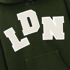 Sweat à capuche personnalisé en molleton épais vert foncé avec patch chenille en tissu éponge pour homme, vente en gros - Product Image 3