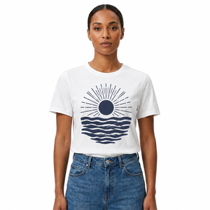 Camiseta Gráfica Blanca 100% Algodón, Cuello Redondo, Manga Corta, Diseño Personalizado de Olas en Atardecer Azul, Moda Verano, Camisetas para Mujer - Product Image 1