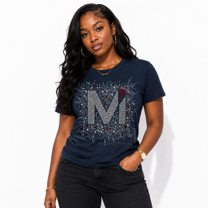 Camiseta Cosh International con Pedrería, Diseño de Letra M en Azul Marino, Manga Corta, Cuello Redondo, Ropa Casual para Hombre y Mujer - Product Image 4