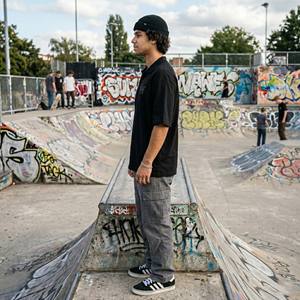 Camiseta de Hombre con Logotipo Personalizado, 100% Algodón Tejido, Estilo Urbano, Corte Holgado, Estampado Gótico, Antiarrugas - Product Image 3