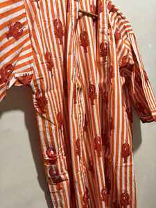 Kimono de algodón para mujer, estilo indio, con diseño de rayas verticales naranjas y blancas, directamente del mayorista. - Product Image 4