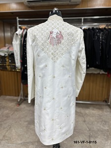 Traje Sherwani Imperial de Seda Vergo Color Marfil con Guirnalda Varmala, Rejilla Floral Estrellada y Kamarpatti para Rituales de Intercambio - Product Image 5