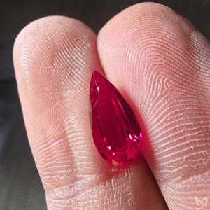 Rubis créé en laboratoire, 2,45 carats, taille poire allongée, rouge vif, pierre précieuse non montée pour la création de bijoux sur mesure - Product Image 3