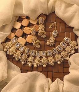 Impresionante conjunto de collar chapado en oro afgano con piedras rectangulares de rubí y esmeralda rodeadas por cristales blancos. - Product Image 1