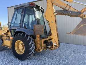 Chargeuse CASE 580SL de 2001 en excellent état, équipement lourd pour travaux de terrassement avec moteur Cummins 4BT - Product Image 3