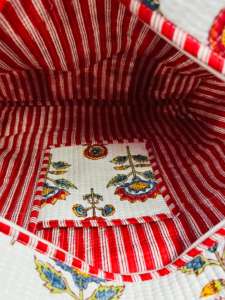 Sac à bandoulière en coton matelassé écologique à motif floral |   Sac fourre-tout de haute qualité avec fermeture éclair et passepoil contrastant |   Chef-d'œuvre artisanal fait main - Product Image 6