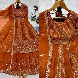 Robe ethnique prête-à-porter pour femme en soie lourde brodée avec un bas brodé et un dupatta élégant pour Diwali et les fêtes - Product Image 2