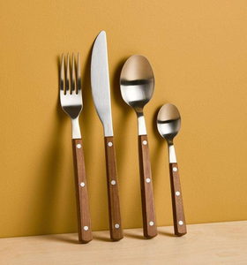 Couverts rustiques modernes en acier inoxydable et bois avec couteau, fourchette et cuillère, manches en bois brun - Product Image 5