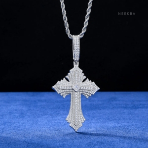 Colgante Cruz Real Multicapa - Colgante de Plata 925 con Moissanita, Estilo Goteo Iced Out, Pieza Clásica Inspirada en la Fe - Product Image 2