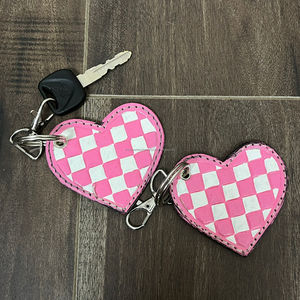 พวงกุญแจรูปหัวใจลายตารางหมากรุกสีชมพูและสีขาวสุดหรูพวงกุญแจหนังวัวแบบใช้มืออุปกรณ์เสริมกุญแจย้อนยุค - Product Image 4