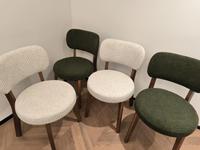 Chaise de salle à manger moderne, structure en bois d'hévéa, assise rembourrée en tissu beige, pieds courbés, style nordique pour salle à manger et cuisine