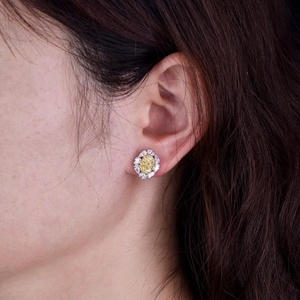 ต่างหูเพชรสีเหลืองอ่อนและสีขาว 6.08 กะรัต - Product Image 3