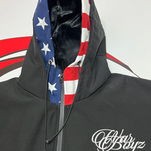 ชุดเซ็ตซอฟต์เชลล์ปักลายแบบกำหนดเอง ผ้าไนลอนโพลีเอสเตอร์ เสื้อแจ็คเก็ตกันลมแบบซิป มีฮู้ดสองชั้น และกางเกงขายาว - Product Image 1