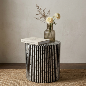 Table d'appoint ronde moderne en nacre faite à la main avec un design rayé noir et blanc pour salon, mobilier côtier - Product Image 4