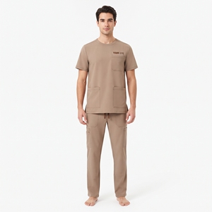 Tenue médicale pour homme : haut à col rond et manches courtes et pantalon en polyester et élasthanne - Product Image 1