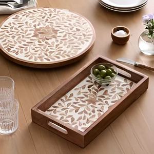 Plateau de service rond en bois fait main, écologique et durable, motif végétal gravé, design de luxe pour cadeaux d'affaires, collations et desserts - Product Image 1