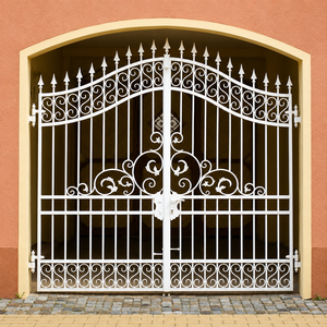 Una elegante puerta de hierro personalizada aporta un lujo inigualable, seguridad de primer nivel y una estética de élite a cada entrada de una propiedad moderna. - Product Image 3