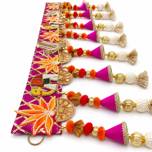 Bandhanwar Toran Hecho a Mano con Borlas de Perlas y Flores Magenta, Decoración Festiva para Puerta, Regalo para Diwali, Bodas y Entrada del Hogar - Product Image 2