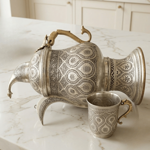 Théière en métal du Moyen-Orient avec gravures complexes pour le service traditionnel du thé - Product Image 4
