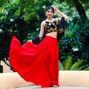 ชุดเลเฮนกาสีดำทรงเอไลน์สุดหรู พร้อมเสื้อครอปสายเดี่ยว - Product Image 4