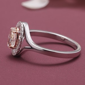 Anillo de compromiso con halo de diamantes ovalados color melocotón certificados por IGI, con tallo dividido en oro de 14 quilates - Product Image 3