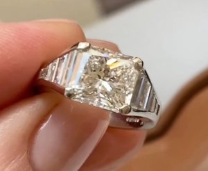 แหวนมอสซาไนต์ 3 กะรัต ทรงเรเดียนท์คัท ประดับด้วยหินบาแกตต์ด้านข้าง แหวนเงินแท้ 925 สำหรับผู้หญิง เหมาะสำหรับเป็นของขวัญวันเกิด งานเลี้ยง หรือมอบให้คนรัก - Product Image 4