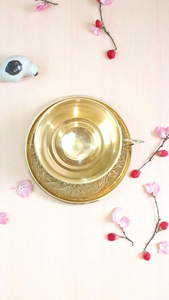 Juego de Taza y Platillo de Té de Latón Vintage con Patrón Floral en Relieve, Acabado Dorado, Elegante Taza Decorativa para Servir Té de Lujo - Product Image 3