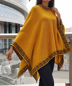 CHAL DE LANA DE ALPACA CON BORDE GEOMÉTRICO - Product Image 2