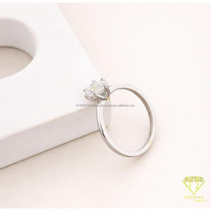 Bague centrale de style coussin en argent 925 de qualité supérieure avec diamant de laboratoire, finition argentée, détail de pierre étincelante et bande lisse - Product Image 2