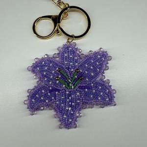 Porte-clés brodé à la main avec perles, artisanat haut de gamme, idée cadeau - Product Image 1