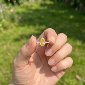 Bague de fiançailles solitaire en or 14 carats avec diamant de laboratoire CVD jaune de luxe, taille poire - Product Image 6