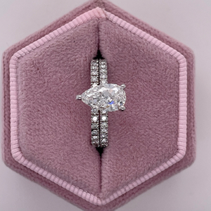 Anillo de compromiso con diamante cultivado en laboratorio de corte pera de 1.70 TCW con halo oculto y banda de boda a juego con diamantes redondos - Product Image 5