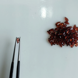 โกเมนสีแดงธรรมชาติ 4x2 มม. รูปทรงลูกแพร์ คุณภาพดีที่สุด พลอยหลวมสำหรับทำเครื่องประดับ - Product Image 1