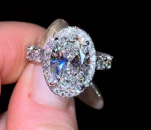 Bague en or blanc 14 carats avec diamant de laboratoire CVD ovale de 4 carats, couleur VS DEF, certifié IGI, serti halo - Product Image 1