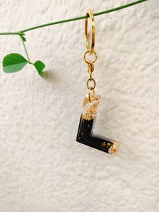 Porte-clés personnalisé en résine avec initiale – Porte-clés fait main avec lettre initiale et design décoratif unique, nom personnalisé - Product Image 1