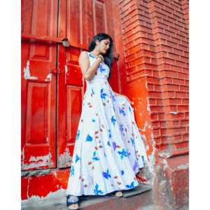 Robe trapèze blanche faite à la main avec imprimé floral bleu, taille empire, taille XS - Product Image 2