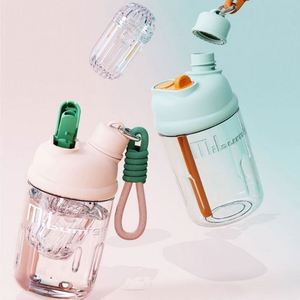 Bouteille d'eau portable 650 ml à double bec verseur avec paille, idéale pour les étudiants, personnalisable avec logo, en plastique, comme cadeau - Product Image 1