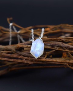 Collar con Colgante Hexagonal de Piedra Lunar Arcoíris, Acabado Plateado, Joyería Boho de Cristal, Piedra Energética Curativa, Regalo Elegante para Mujer - Product Image 1