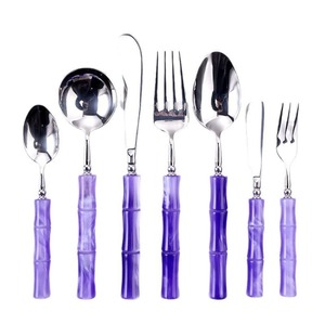Cuillère en résine transparente faite à la main, design feuille, cadeau élégant pour la cuisine et la salle à manger, disponible à la vente - Product Image 1