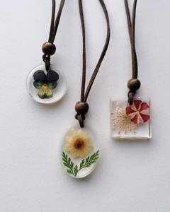 Collier ras-du-cou Etsy en résine avec breloques en forme de cornes d'animaux, fleurs séchées pressées et pétales de marguerite, fait main, en promotion - Product Image 5