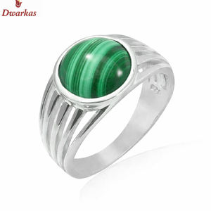 Élégante et intemporelle, cette bague est fabriquée en argent sterling 925 et présente une magnifique pierre précieuse en malachite naturelle. - Product Image 1