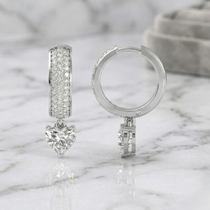 Boucles d'oreilles pendantes Huggie linéaires plaquées or 18 carats avec diamants de laboratoire de 1,50 carat, taille ronde et cœur, serties à griffes/pavé, style vintage - Product Image 1