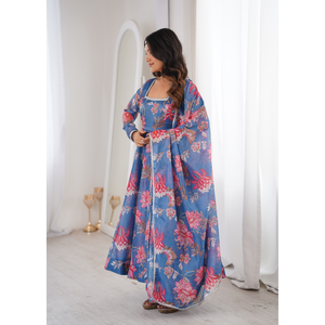 Robe Kali en organza floral de haute couture avec silhouette circulaire soutenue par un tissu, pantalon coordonné et dupatta en dentelle pour femme - Product Image 5