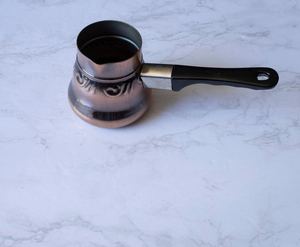Cafetera Tradicional de Latón con Diseño Floral Grabado, Forma Redonda, Mango de Madera, Decorativa, Empaque Individual - Product Image 3