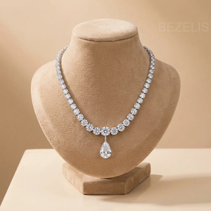 Espléndido collar de tenis con diamantes cultivados en laboratorio, con una piedra central de corte pera y estaciones de racimo continuas, chapado en platino. - Product Image 1
