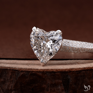 Anillo de compromiso con diamante cultivado en laboratorio de 3 quilates con corte en forma de corazón y banda micro pavé en oro blanco de 10 quilates, certificado por IGI. - Product Image 2